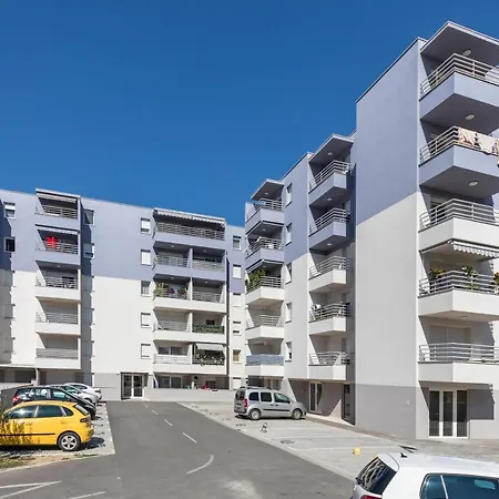 Diva With Free Private Parking Apartament *