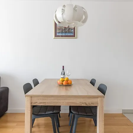 Diva With Free Private Parking Split