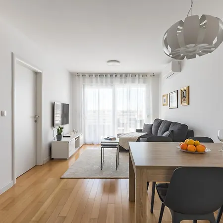 Diva With Free Private Parking Split